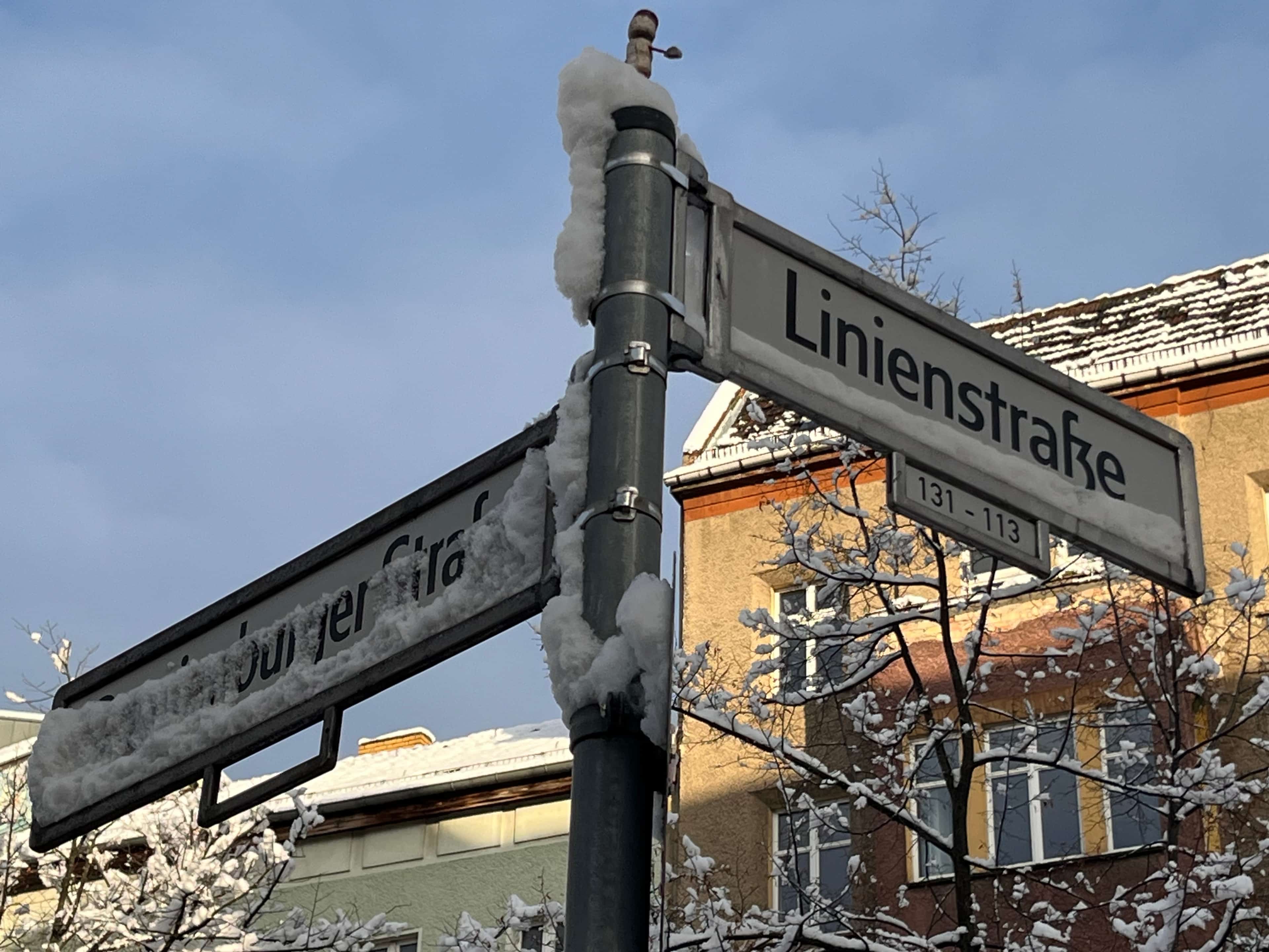 Straßenschild mit Schnee